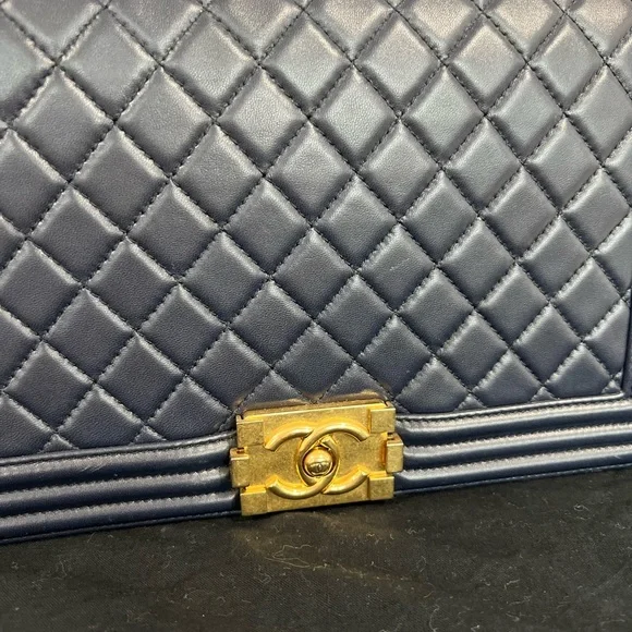 CHANEL Le Boy Medium - Picture 6 of 12